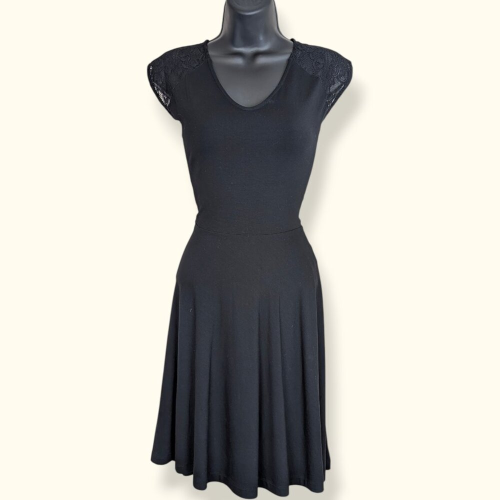 la fée maraboutée Black A-Line Lace-Back Dress